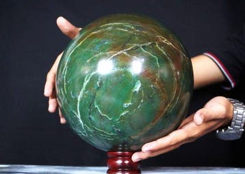 Natuurlijke groene jade kristalsteen - Bolvormige gravure,