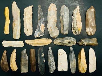 Paleolithisch Vuursteen Bladen op vuursteen - 100 mm (Zonder, Verzamelen, Mineralen en Fossielen