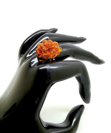 Oude ring met natuurlijke Baltische barnsteen bloem -