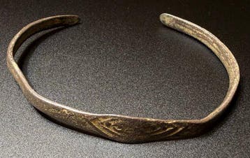 Viking periode Brons Onbeschadigde armband met een mooi