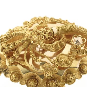 Gouden broche van een mutsenbel | Filigrain techniek, Ophalen of Verzenden, Gebruikt, Goud, Goud