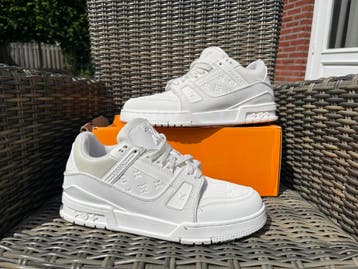 Louis Vuitton Trainer Wit - Maat 44 - Zo goed als nieuw!, Verzenden, Wit, Nieuw, Sneakers of Gympen