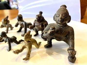 Groep van 8 Bala Krishna / baby Krishna-beelden - Brons -