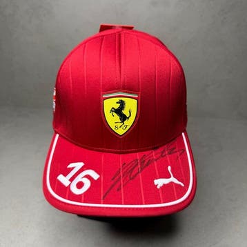 Ferrari - Formule 1 - Charles Leclerc - 2025 - Pet, Verzamelen, Nieuw