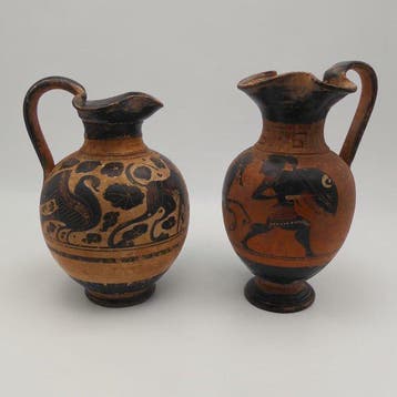 Vaas - Terracotta - Een paar decoratieve kruiken van