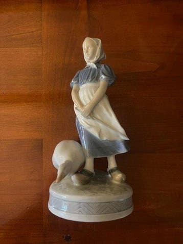 Royal Copenhagen - Beeldje - Girl with Goose - Porselein, Antiek en Kunst