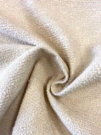 Bouclé écru, consistent maar zacht, gemaakt in Italië. -