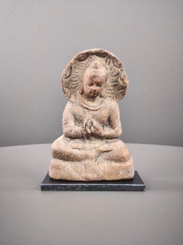 Noord-India Terracotta Boeddha zittend en dharmachakra mudra