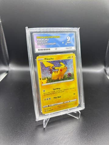 Pokémon - 1 Graded card Pikachu swsh039 25th anniversary -, Hobby en Vrije tijd, Verzamelkaartspellen | Pokémon, Nieuw