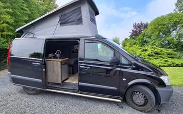 Buscamper huren? Check onze Off-Grid Mercedes Vito.