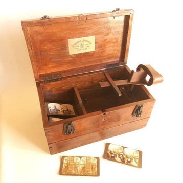 Underwood & Underwood 1890s Stereoscope with 4 Stereo cards