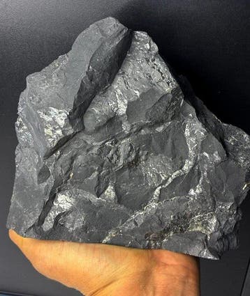 1.800 kg, Enorme grijze schungiet (60% tot 70% koolstof) -