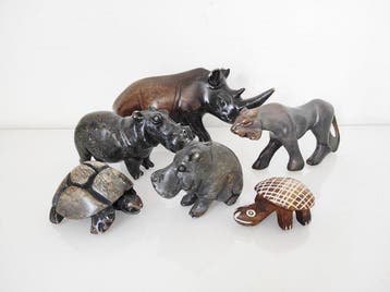 Beeldje, Rhinocéros, une lionne, deux tortues et deux