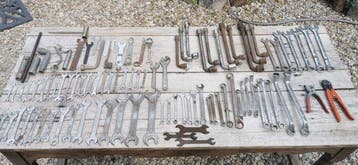 Important lot de plus de 100 outils anciens – Clés plates,