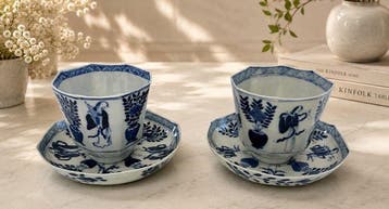 Twee Chinese blauw-witte porseleinen kopjes met, Antiek en Kunst