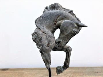 sculptuur, Paard op voetstuk - 43 cm - Polystone/ Resin