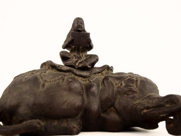 Incense burner Fugen Bodhisattva riding an elephant - Beeld