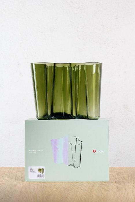Iittala - Alvar Aalto - Vaas - Savoy 160mm - mosgroen - Glas, Antiek en Kunst, Antiek | Meubels | Stoelen en Banken