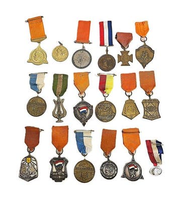 Nederland. ot of 18 commemorative badges, hanging tokens and