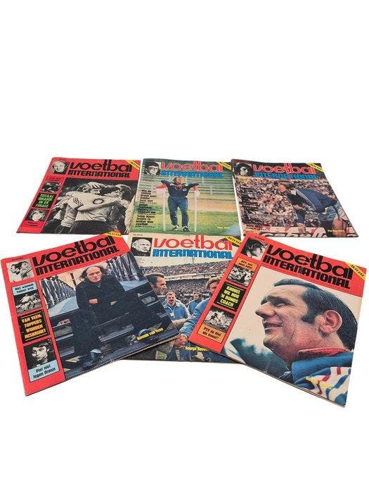 Voetbal International – Konvolut aus 6 Zeitschriften –, Verzamelen, Overige Verzamelen