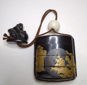 Lak (urushi), goud maki-e, ebonéhout (netsuke), agaat