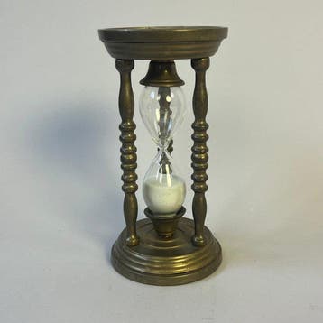 Decoratief ornament - Messing zandloper op gedraaide