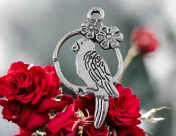 2 x Metalen bedeltje van een papagaai, of parkiet antiek..., Ophalen of Verzenden, Nieuw, Tussenstuk of Tussenkraal