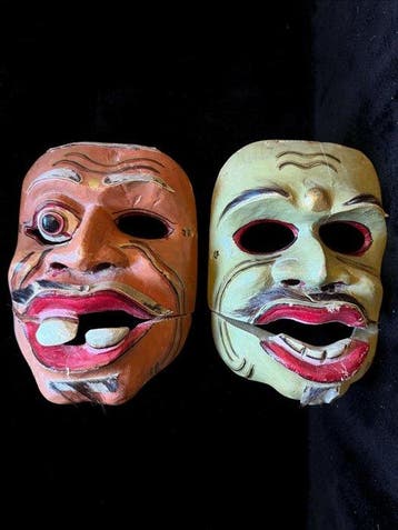 Een paar oude Balinese Topeng Bondres-theatermaskers met een