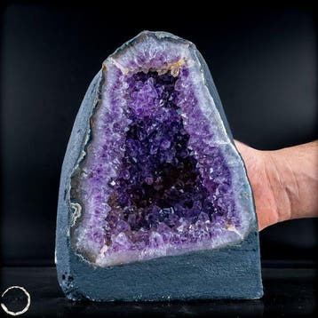 Natuurlijke amethist kristalkathedraal – diepviolette
