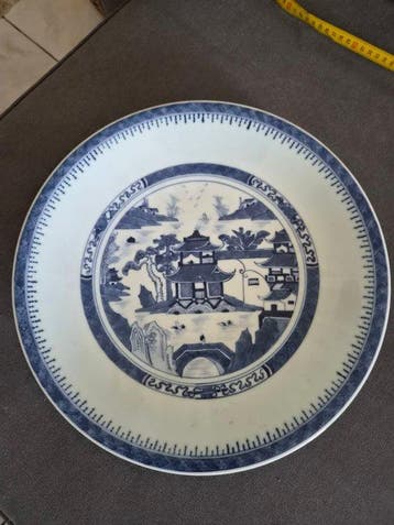 Oud groot Chinees porseleinen bord met blauw-wit decor van
