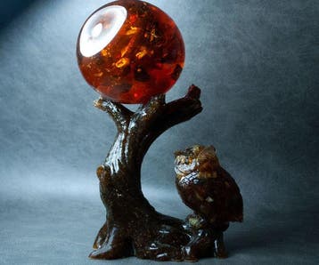 Owl & Tree Baltisch amber figuurtje dat een amberkleurige