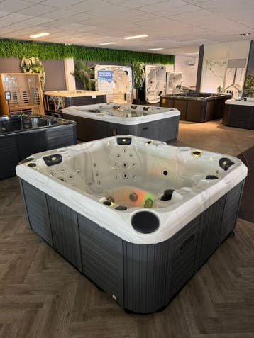 Luxe 5-pers.Spa/jacuzzi – Comfort, Ontspanning & Kracht, Ophalen, Zo goed als nieuw, Pomp, Vast