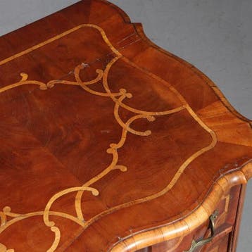 Rococo commode ca 1745 orgelgebogen en met rijk inlegwerk No, Antiek en Kunst, Antiek | Meubels | Kasten, Ophalen of Verzenden