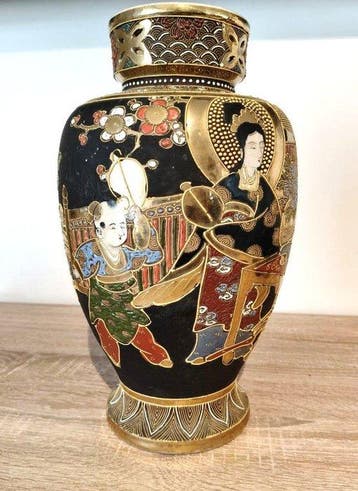 Grote Japanse Satsuma Moriage vaas met zwarte fond - Kannon
