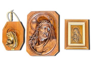 Een lot van drie wandpanelen met religieus thema (3) -, Antiek en Kunst