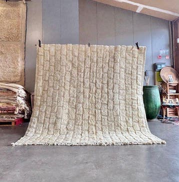 Sculpturale ivoren Beni Ouarain tapijt met verhoogd, Nieuw