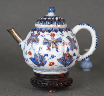 Kangxi (1662-1722) - Theepot - Tien motten temidden van