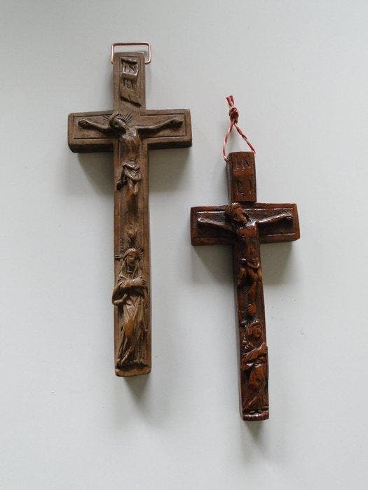 sculptuur, 2 seltene Reliquienkreuze - 20 cm - Walnoot,, Antiek en Kunst, Antiek | Boeken en Bijbels