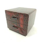 Met de hand gesneden vintage Japanse kleine tansu-kist