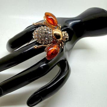 Lieveheersbeestje-broche met natuurlijk Baltisch amber -