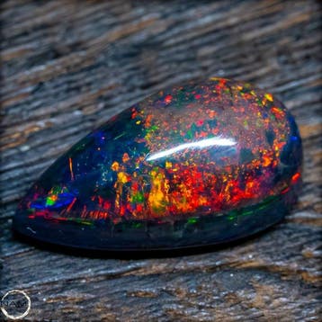 Edelster Black Opal in fel regenboogkleuren – Een vuurwerk