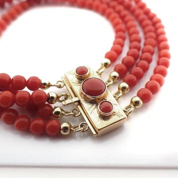 Antieke bloedkoraal kralen armband met gouden slot., Gebruikt, Ophalen of Verzenden, Met edelsteen, Goud
