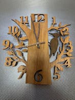 HOUTEN WANDKLOK MET SPECHT EN TAKKENWIJZERS - STIL UURWERK, Verzenden