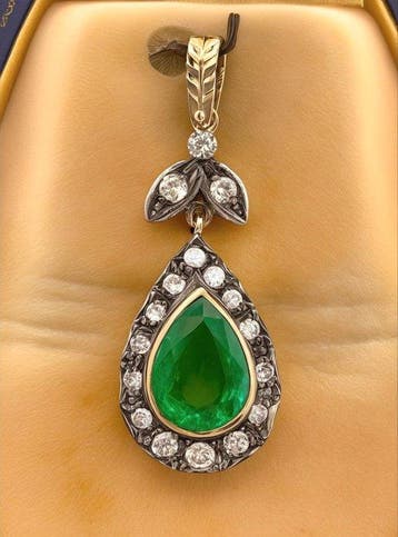 Ketting met hanger - 12 kt. Geel goud, Zilver Smaragd -, Sieraden, Tassen en Uiterlijk, Antieke sieraden