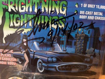 Johnny Lightning verzamelauto - Frightning Lightning ELVIRA, Ophalen of Verzenden, Nieuw, Pop, Beeldje of Miniatuur, Gesigneerd