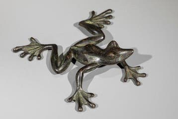 Brons - Een bronzen okimono van een kikker - Showa-periode