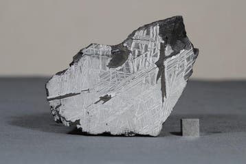 Saint-Aubin Franse ijzeren meteoriet - 1642 g, Verzamelen, Mineralen en Fossielen