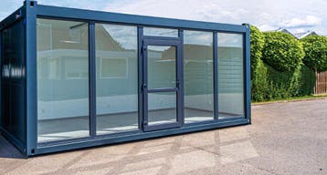Bedrijfsruimte met glazen wand | Te koop