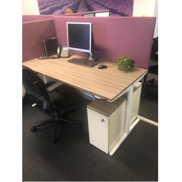 (MDK-105465) Ahrend Mehes bureau, vaste hoogte, Huis en Inrichting, Bureaus, Ophalen of Verzenden, In hoogte verstelbaar, Gebruikt
