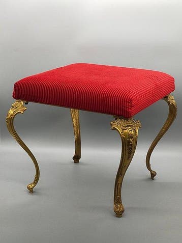 Eleganter Hocker – Vergoldete Beine & Roter Bezug - Kruk -